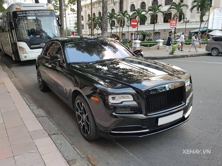 Bắt gặp Rolls-Royce Ghost độ Black Bagde hàng hiếm tại Sài Thành