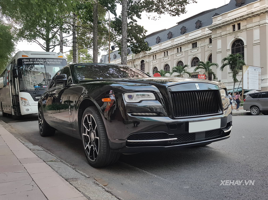 Bắt gặp Rolls-Royce Ghost độ Black Bagde hàng hiếm tại Sài Thành