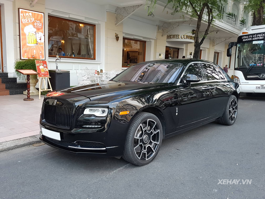 Bắt gặp Rolls-Royce Ghost độ Black Bagde hàng hiếm tại Sài Thành