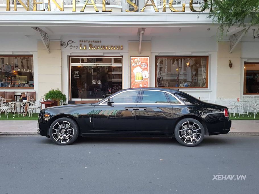 Bắt gặp Rolls-Royce Ghost độ Black Bagde hàng hiếm tại Sài Thành