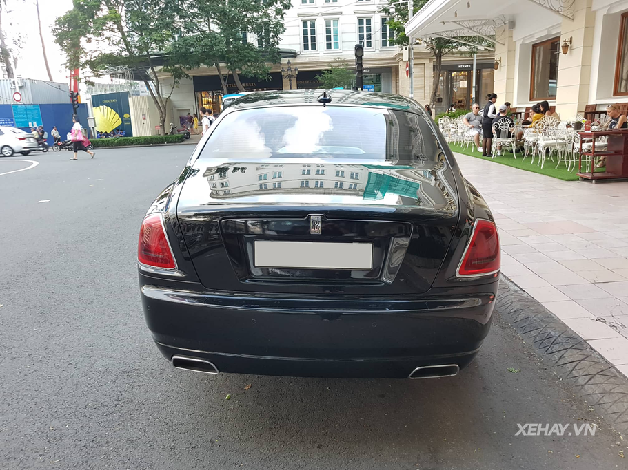 Phần đuôi xe không đón nhận nhiều sự thay đổi cho với nguyên bản, tông màu đen vẫn tiếp tục được duy trì là màu sơn chủ đạo