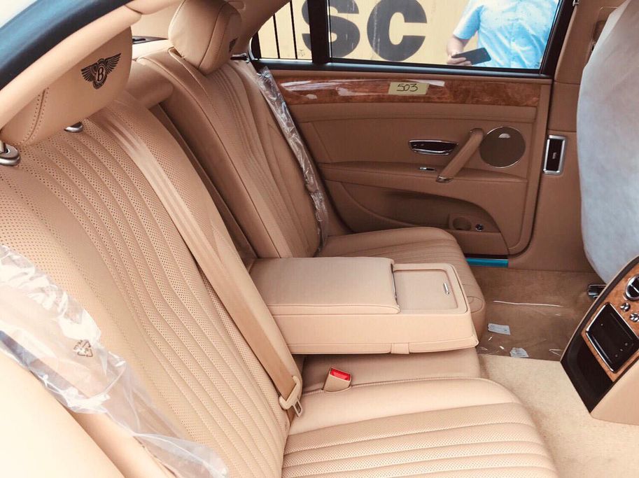 Không gian hàng ghế thứ 2 rộng rãi với đầy đủ các chức năng trên ghế