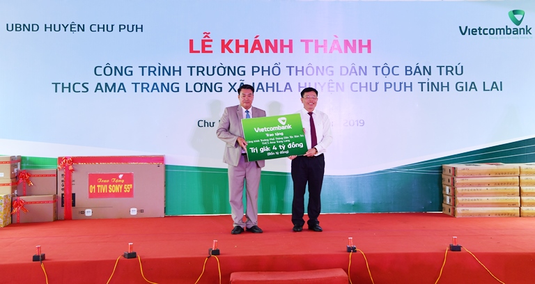 Phó Tổng Giám đốc Vietcombank Đào Minh Tuấn (bên phải) trao biểu trưng 4,2 tỷ đồng tài trợ