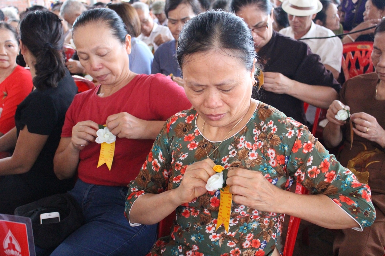 Nghi thức Bông Hồng Cài Áo trong dịp lễ Vu Lan