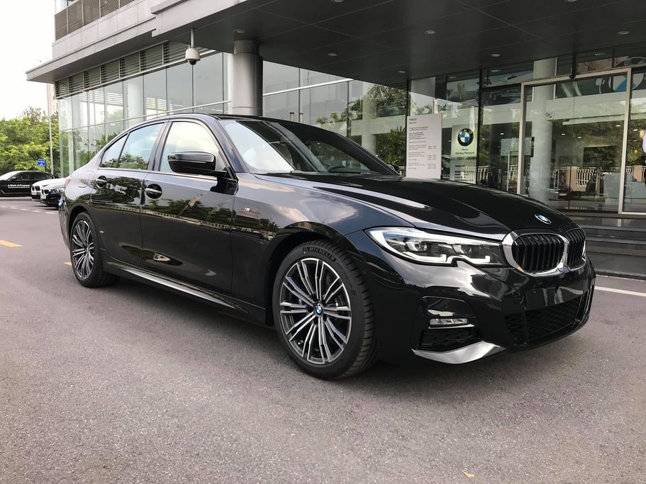 Cận cảnh BMW 330i M-Sport chính hãng tại Việt Nam, giá cao hơn cả E-Class của Mercedes-Benz