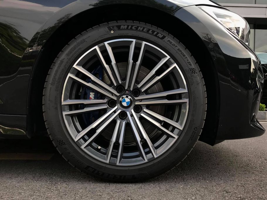 Phiên bản 330i M-Sport (G20) được THACO trang bị bộ vành đa chấu kích thước khoảng 19 inch thể thao và khoẻ khoắn