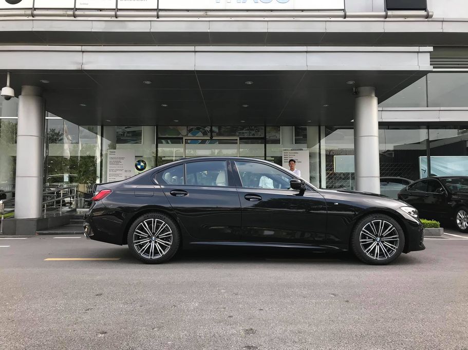 Cận cảnh BMW 330i M-Sport chính hãng tại Việt Nam, giá cao hơn cả E-Class của Mercedes-Benz