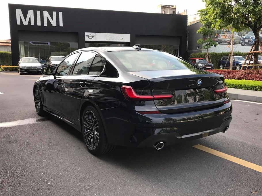 Cận cảnh BMW 330i M-Sport chính hãng tại Việt Nam, giá cao hơn cả E-Class của Mercedes-Benz