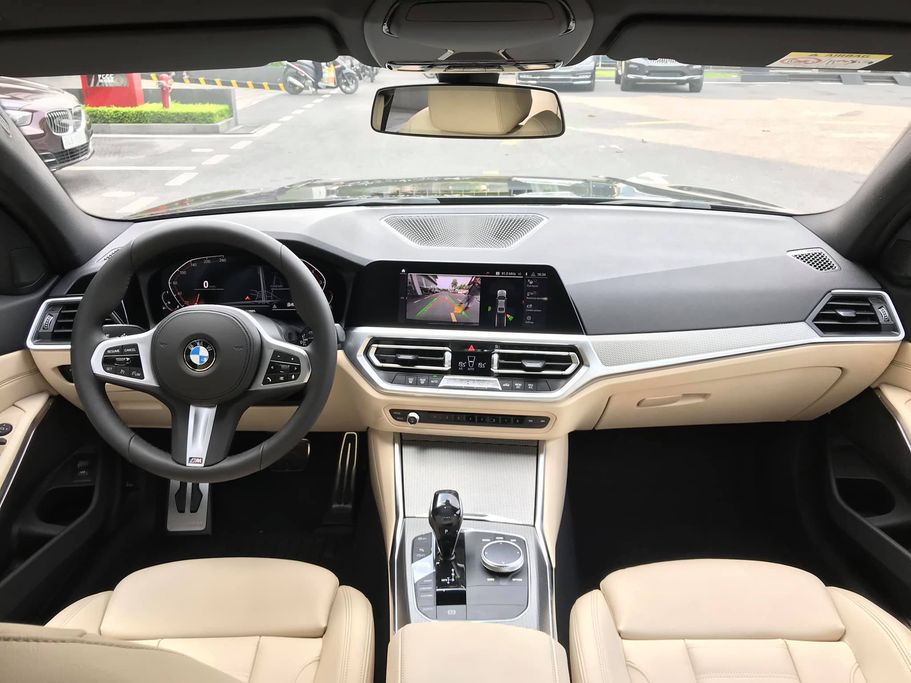 Cận cảnh BMW 330i M-Sport chính hãng tại Việt Nam, giá cao hơn cả E-Class của Mercedes-Benz