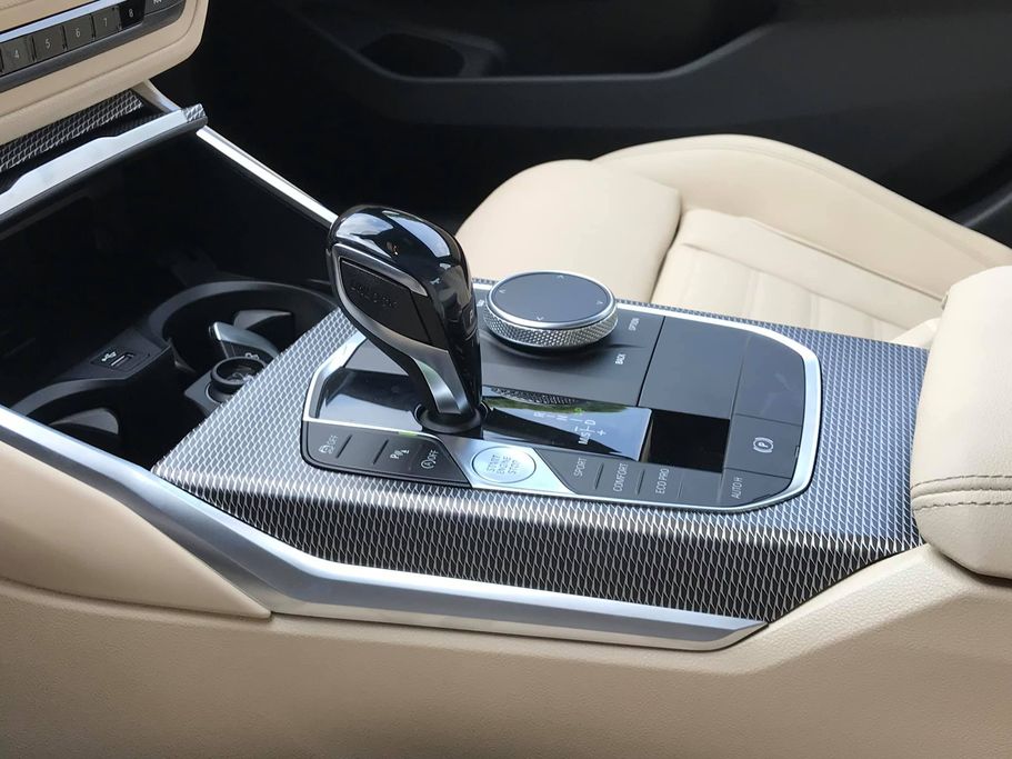 Cần số điện tử trên 330i M-Sport được thiết kế giống