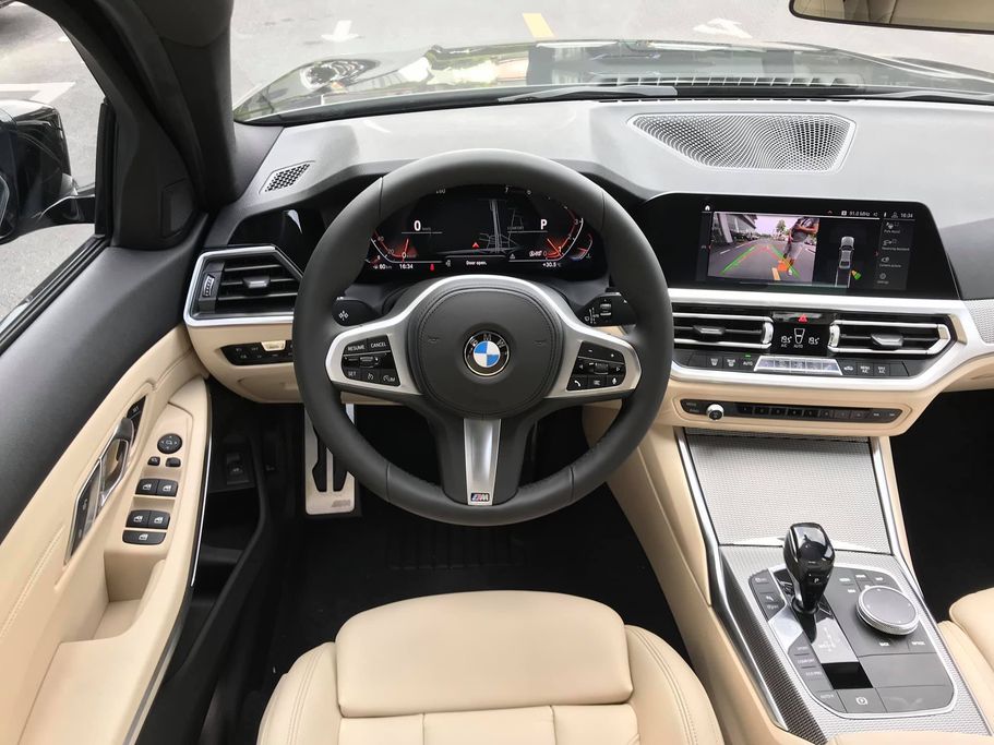 Khoang nội thất của BMW 330i M-Sport mang đậm đặc tính thể thao