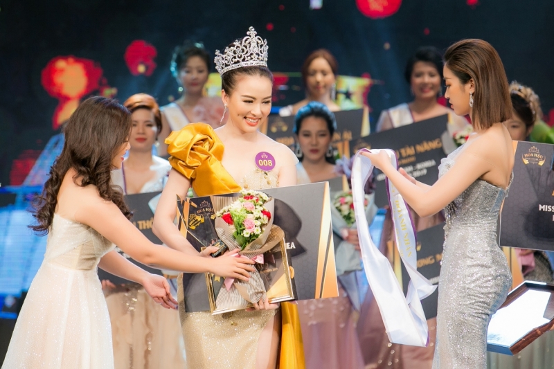 Hoa hậu Đỗ Mỹ Linh trao giải cho