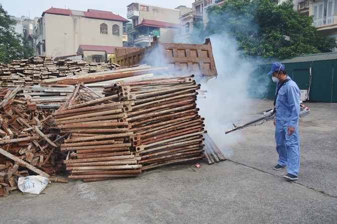 Giả mạo cán bộ Sở Y tế thu tiền phun thuốc diệt muỗi