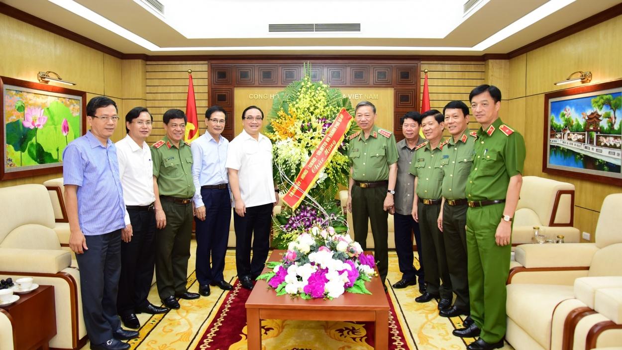 Bí thư Thành ủy Hoàng Trung Hải thăm, chúc mừng Bộ Công an