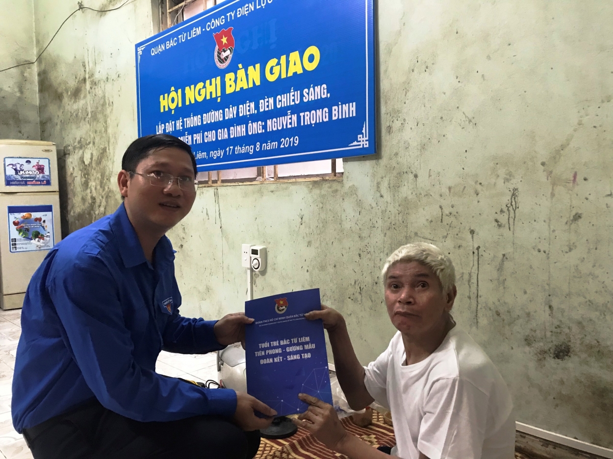Đồng chí Đặng Văn Sơn, Bí thư Quận đoàn Bắc Từ Liêm trao quà tới ông Nguyễn Trọng Bình