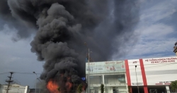 Bắc Giang: Siêu thị 90K bốc cháy dữ dội vào sáng sớm, nhiều tài sản bị thiêu rụi
