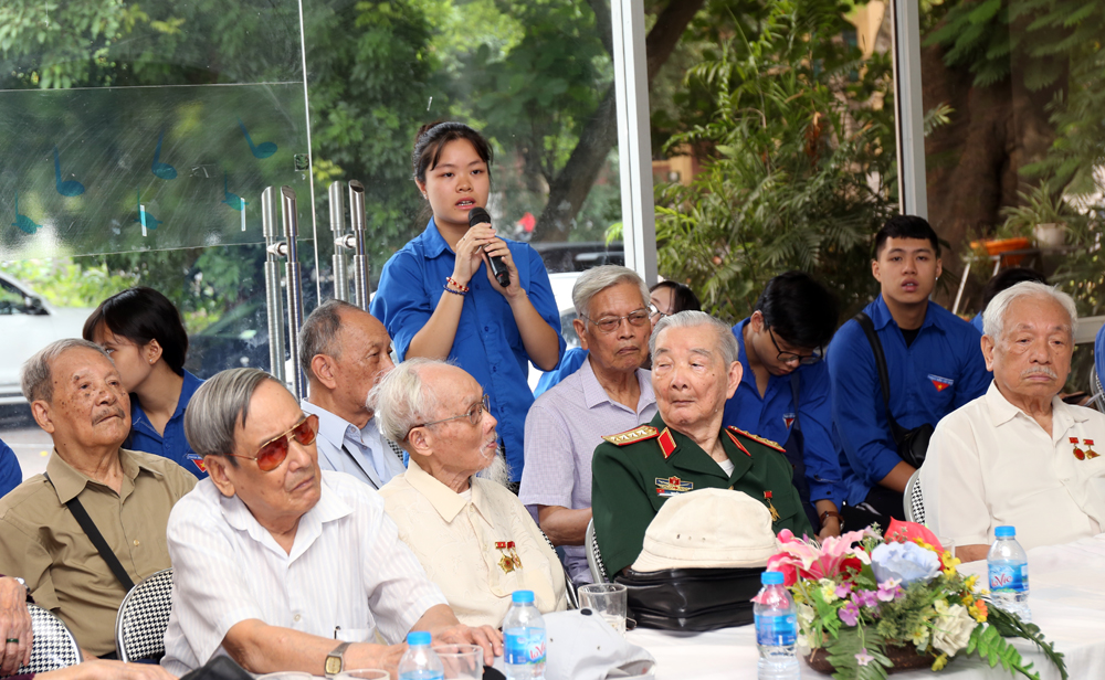 Gặp mặt nam, nữ Thanh niên cứu quốc Thành Hoàng Diệu