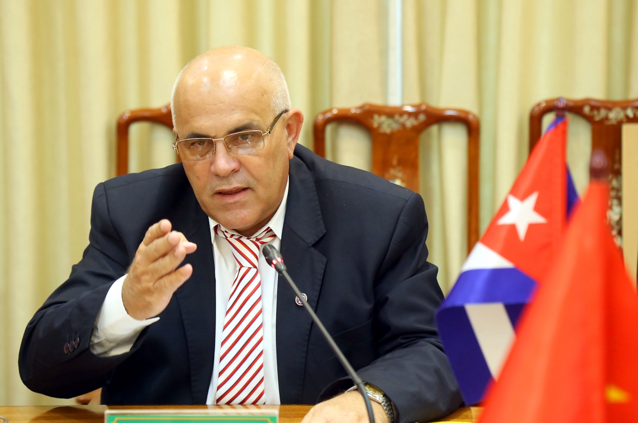 Ông Carlos Rafael Miranda Martinez, Ủy viên Trung ương Đảng Cộng sản Cuba, Chủ tịch Uỷ ban Bảo vệ Cách mạng Cuba phát biểu tại cuộc hội đàm