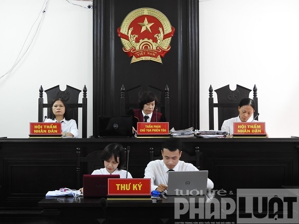Tòa án Nhân dân quận Hai Bà Trưng xét xử sơ thẩm vụ án chống người thi hành công vụ tại phường Phạm Đình Hổ.