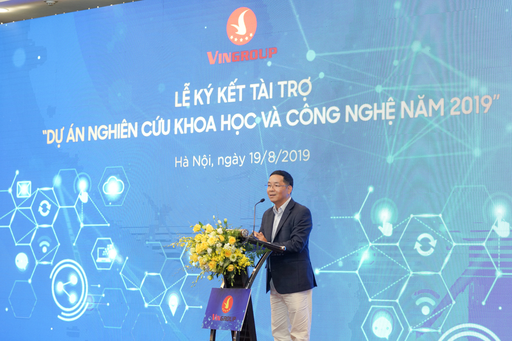 Trong số 20 trường đại học nhận được tài trợ của Quỹ Đổi mới sáng tạo Vingroup, trường Chính sách công và Quản lý Fulbright là đại học duy nhất không phải lĩnh vực khoa học công nghệ. Ảnh: Tiến sĩ Vũ Thành Tự Anh - đại diện dự án phát biểu.