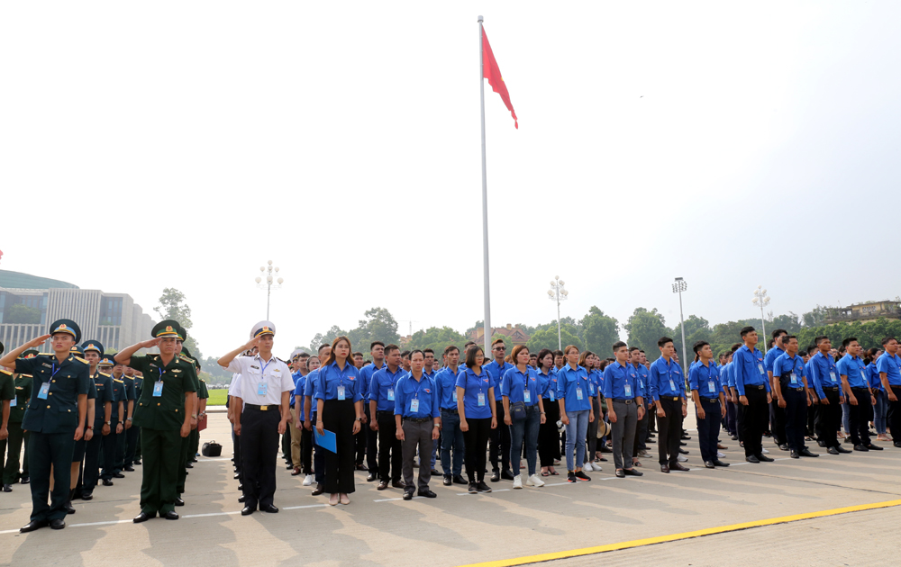 129 đại biểu Bí thư chi đoàn tiêu biểu vị Cụm đồng bằng sông Hồng và các đơn vị Quân đội thực hiện nghi lễ báo công tại Lăng Chủ tịch Hồ Chí Minh