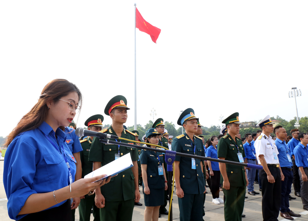 Thay mặt 129 Bí thư chi đoàn tiêu biểu làm theo lời Bác Cụm Đồng bằng Sông Hồng, đồng chí Đặng Việt Trinh, Bí thư Chi đoàn phường Vĩnh Phúc, quận Ba Đình, Hà Nội báo công với Bác