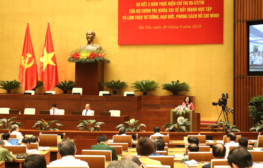 Phó Bí thư Thường trực Thành ủy Hà Nội Ngô Thị Thanh Hằng phát biểu tham luận tại hội nghị.