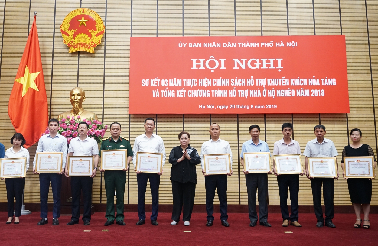 Chủ tịch HĐND TP Nguyễn Thị Bích Ngọc trao bằng khen cho các tập thể, cá nhân có thành tích xuất sắc