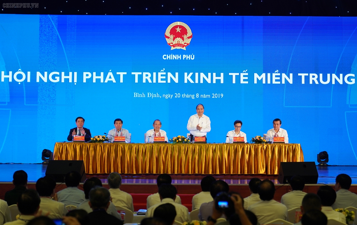 Thủ tướng Nguyễn Xuân Phúc, Phó Thủ tướng Thường trực Chính phủ Trương Hòa Bình và Phó Thủ tướng Vũ Đức Đam chủ trì Hội nghị phát triển kinh tế miền Trung