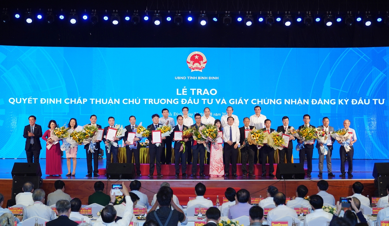 Thủ tướng chứng kiến lãnh đạo tỉnh Bình Định trao quyết định chấp thuận chủ trương đầu tư, giấy chứng nhận đăng ký đầu tư cho 15 dự án.
