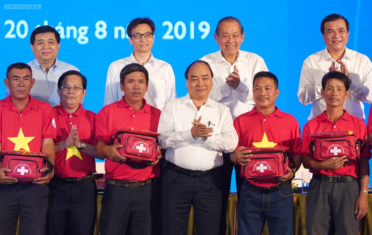 Thủ tướng trao tặng dụng cụ sơ cấp cứu cho 20 ngư dân tiêu biểu của Bình Định