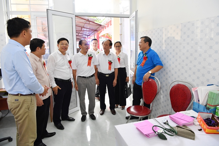 Các đại biểu tham quan phòng khám tại Trạm y tế xã Yên Lương