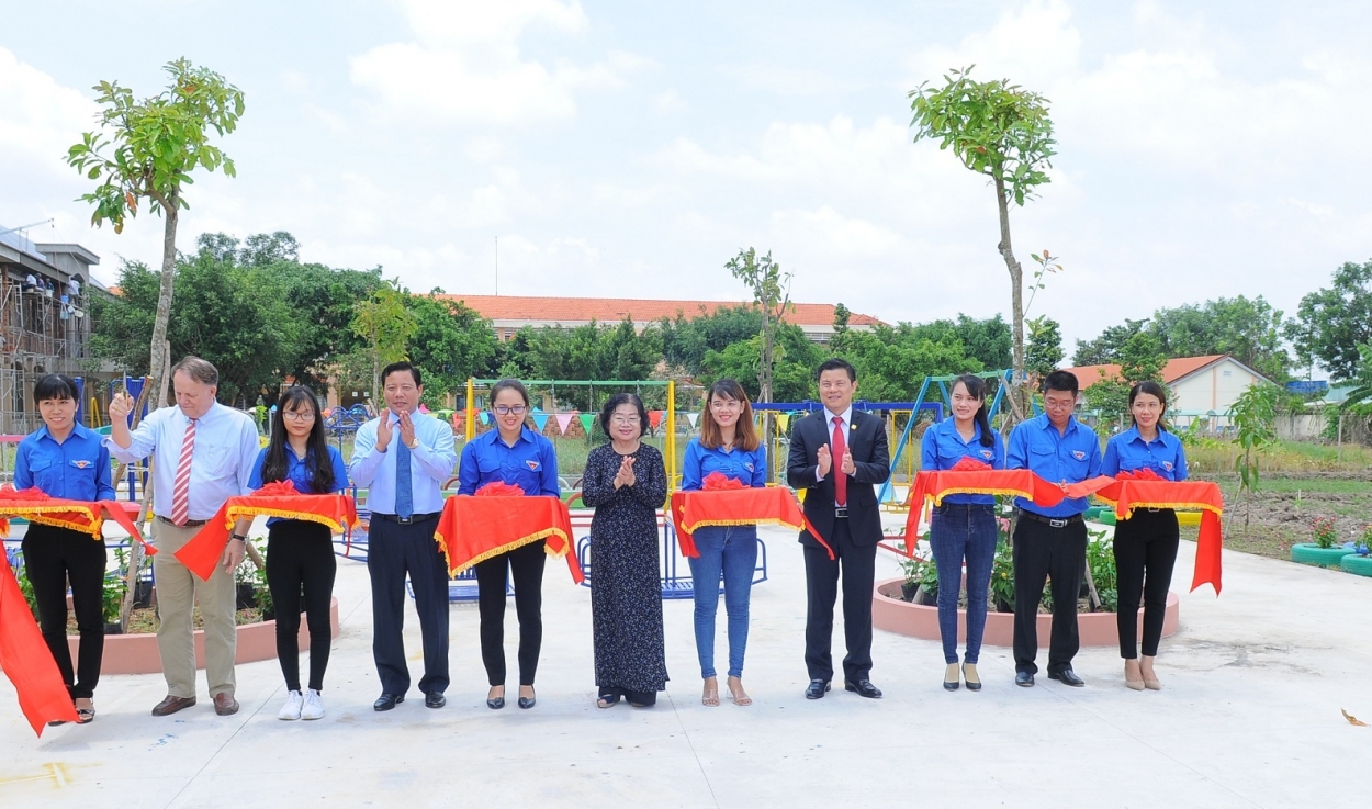 Đặc biệt, dịp này Nam A Bank còn trao tặng sân chơi làm bằng vật liệu tái chế từ lốp xe cho các em học nhỏ trường mẫu giáo Nhơn Thạnh Trung và trường tiểu học Bình Tâm, TP Tân An (tỉnh Long An)