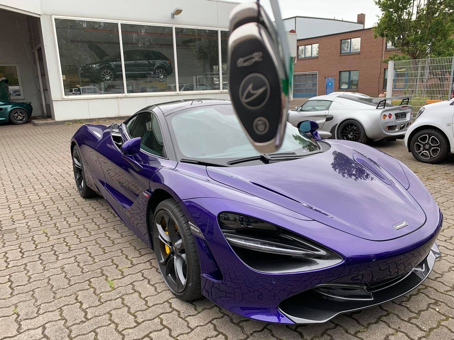 Theo tìm hiểu, tính tới thời điểm này tại Việt Nam có khoảng 6 chiếc McLaren 720S với đầy đủ các phiên bản màu sắc khác nhau