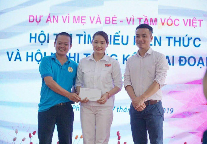 Ông Nguyễn Huy Việt - Quản lý Thương hiệu của Tổ chức DKT International Inc. và Công ty Sự lựa chọn Vàng (Golden Choice) trao giải nhất phần thi đeo bao cao su cho đội hoàn thành chính xác các bước và thể hiện tình cảm nhất - Công ty Lâm Viễn. Phần thi đeo bao cao su nhằm tăng cường nhận thức của người lao động về việc sử dụng các biện pháp tránh thai và phòng chống các bệnh lây truyền qua đường tình dục