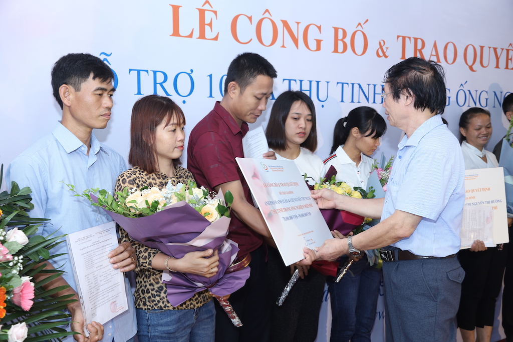 BS Nguyễn Khắc Lợi, Giám đốc Bệnh viện trao gói hộ trợ cho các gia đình bệnh nhân
