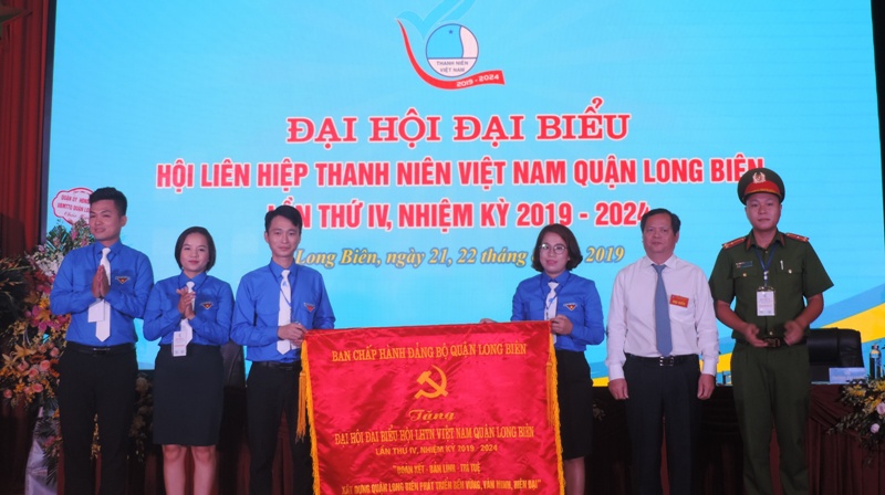 Đại hội vinh dự được nhận bức trướng do Quận ủy Long Biên trao tặng