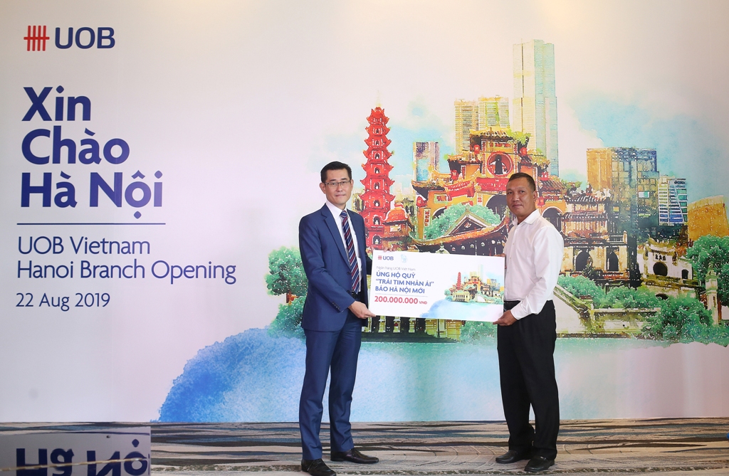 Đại diện UOB Việt Nam trao tặng 200 triệu đồng cho quỹ “Trái tim nhân ái” của báo Hà Nội mới