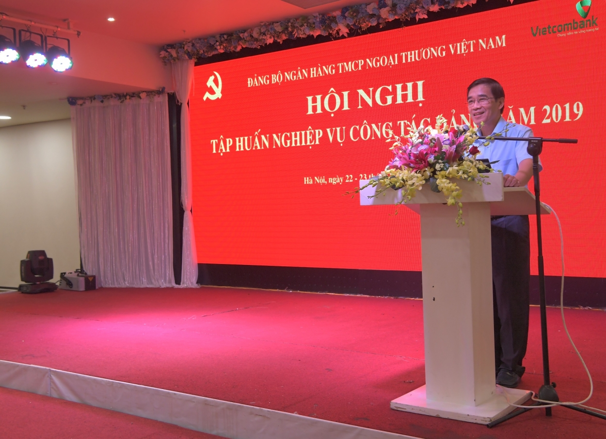 Đồng chí Sa Như Hòa - Nguyên Phó Chủ nhiệm Ủy ban Kiểm tra TƯ phát biểu và truyền đạt với Hội nghị về nghiệp vụ công tác kiểm tra giám sát