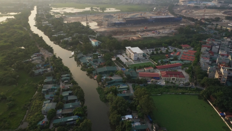 Các công trình vi phạm kéo dài hàng km dọc sông Nhuệ thuộc quận Nam Từ Liêm (Hà Nội).