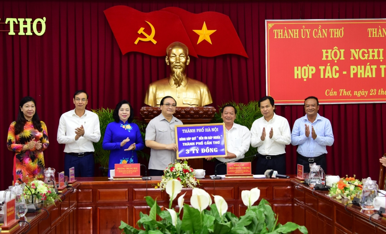 Thay mặt Đảng bộ, chính quyền và nhân dân TP Hà Nội, Đoàn công tác trao tặng Quỹ An sinh xã hội của thành phố Cần Thơ 3 tỷ đồng