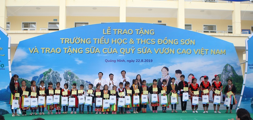 Ông Nguyễn Hạnh Phúc – Ủy viên Chấp hành Trung ương Đảng, Chủ nhiệm Văn phòng Quốc hội cùng các đại biểu trao học bổng và sữa cho các em học sinh có thành tích xuất sắc.