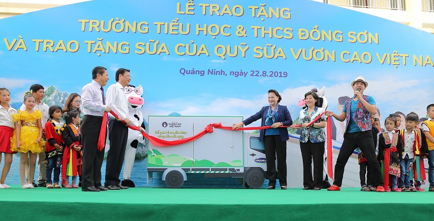 Chủ tịch Quốc hội Nguyễn Thị Kim Ngân cùng các đại biểu và Đại sứ chương trình- Nghệ sĩ Xuân Bắc thực hiện nghi thức mở xe sữa và trao tặng sữa của chương trình Quỹ sữa Vươn cao Việt Nam cho các em học sinh.