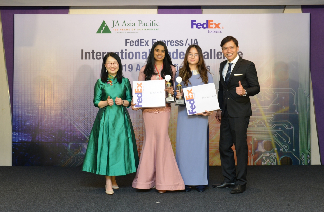 Shamita Sheetal (Malaysia) và Hoàng Diệu Trang (trường Song ngữ Quốc tế Hanoi Acedemy -Việt Nam) là đội đoạt giải nhì tại Chung kết Cuộc thi Thách thức thương mại quốc tế FedEx/JA 2019 châu Á -TBD