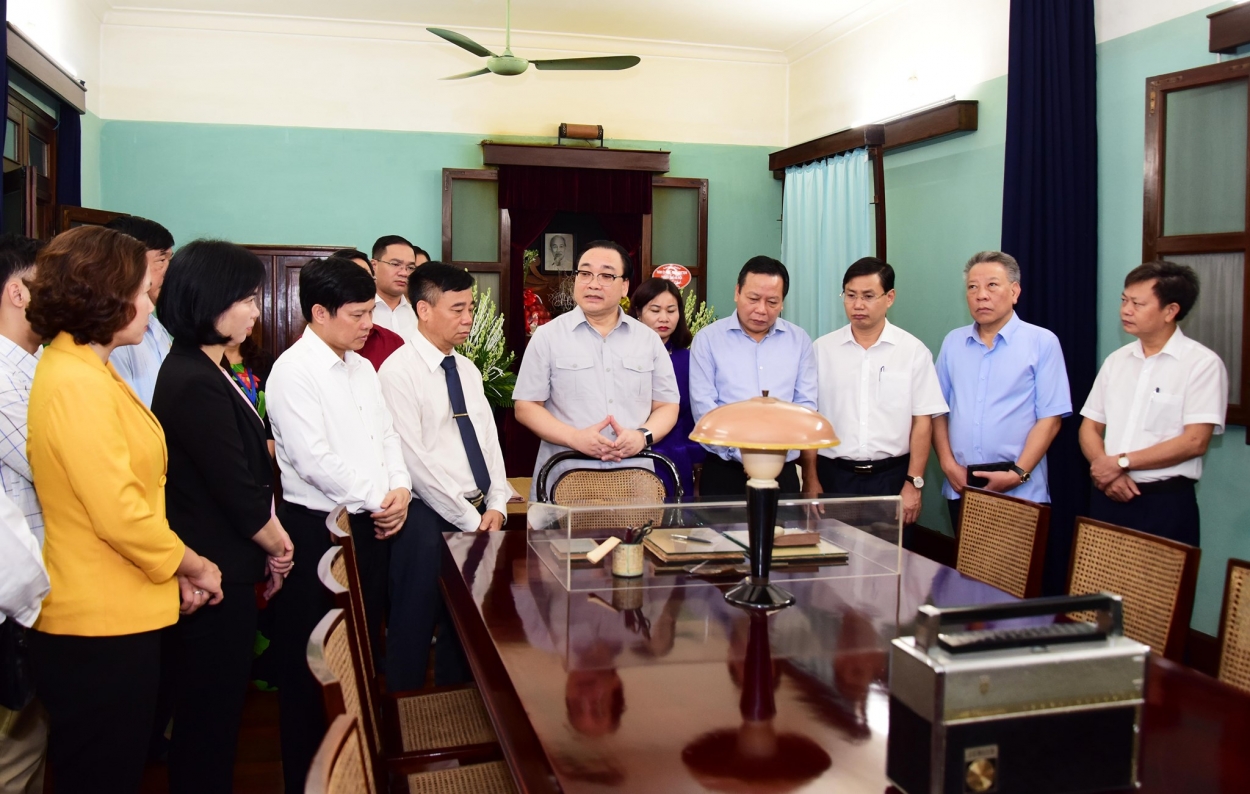 Bí thư Thành ủy Hoàng Trung Hải thăm Nhà 67 thuộc Khu di tích Chủ tịch Hồ Chí Minh trong Phủ Chủ tịch