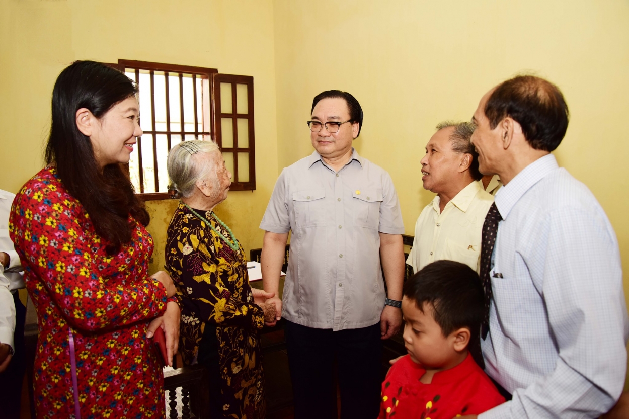 Bí thư Thành ủy Hoàng Trung Hải trò chuyện với gia đình gia đình cụ Nguyễn Thị An
