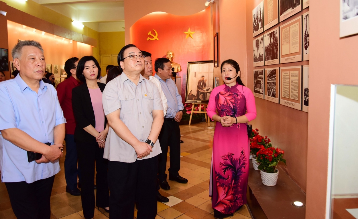 Bí thư Thành ủy Hoàng Trung Hải thăm quan Di tích nhà 48 Hàng Ngang