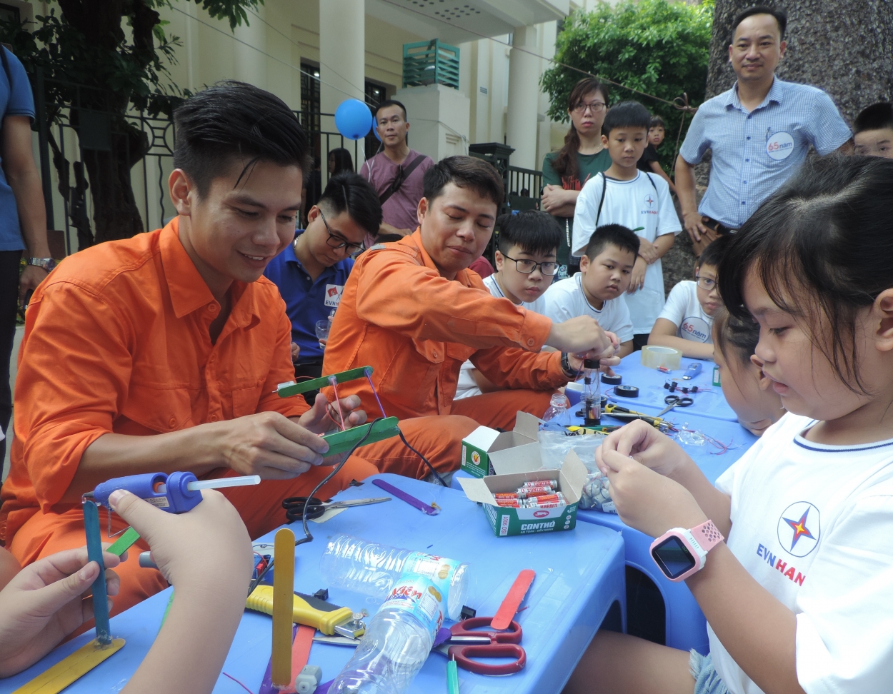 Các em nhỏ tham gia tô tượng và trải nghiệm làm quạt từ vật liệu tái chế