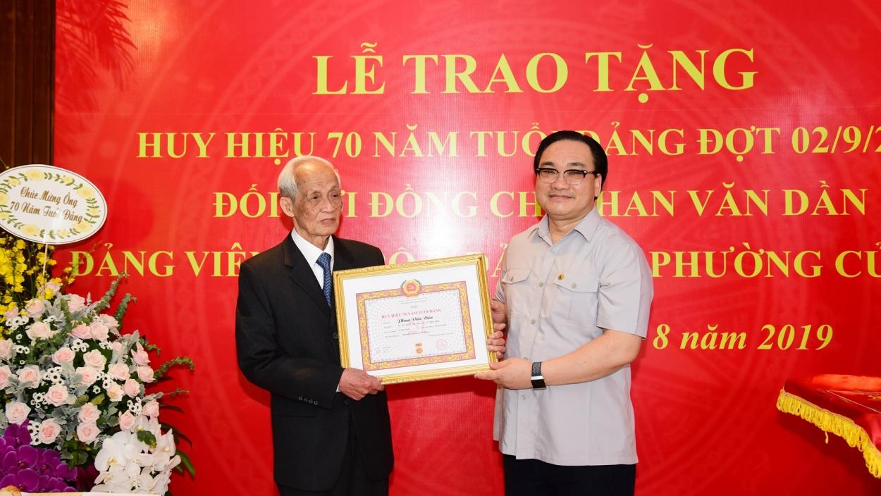 Trao Huy hiệu 70 năm tuổi Đảng cho đảng viên lão thành quận Hoàn Kiếm