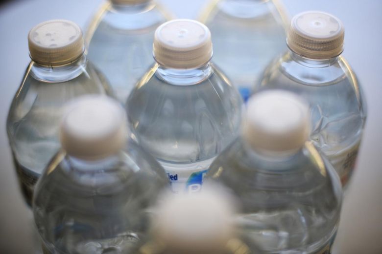 Sân bay tại Mỹ cấm bán chai nước bằng nhựa